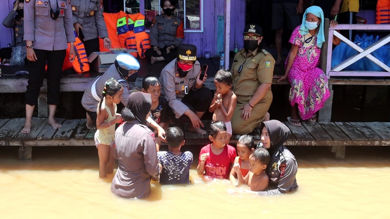 Wakapolda Brigjen Pol Ida Oetari Poernamasasi saat bercengkerama dengan anak-anak di Kelurahan Kameloh Baru