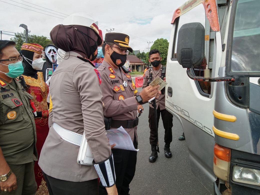 Kapolres Katingan AKBP Paulus Sonny Bhakti Wibowo saat memeriksa salah seorang driver truk terkait STNK dan SIM yang melewati Jl. Tjilik Riwut km 2,5 depan pintu gerbang Kantor Bupati Katingan, saat operasi patuh telabang 2021, Senin pagi (27/9/2021)