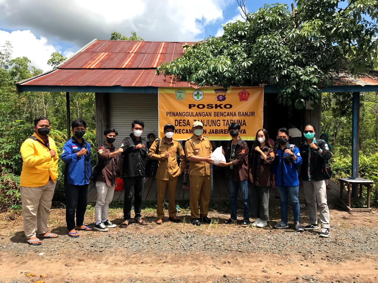 Penyerahan sembako kepada perwakilan warga Desa Tanjung Taruna