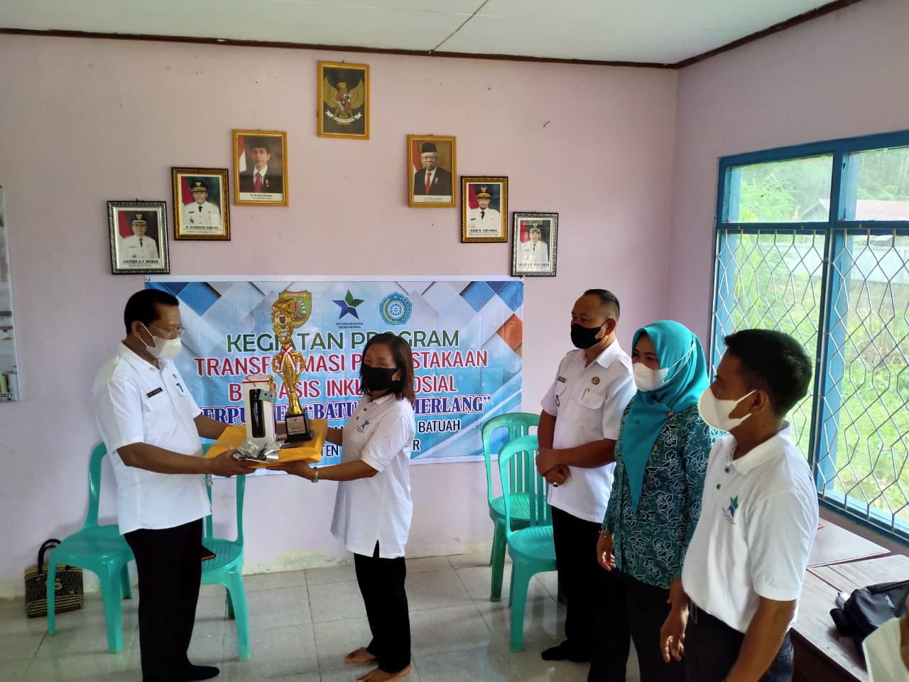 Perpustakaan Batuah Cemerlang Desa Batuah Kecamatan Raren Batuah saat menerima hadiah