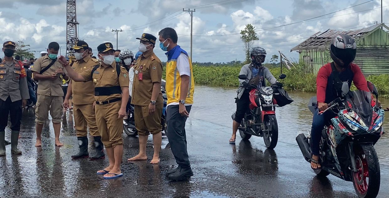 MENINJAU JALAN RUSAK - Gubernur Provinsi Kalimantan Tengah Sugianto Sabran saat meninjau jalan nasional di Desa Bukit Rawi, Kecamatan Kahayan Tengah, Kabupaten Pulang Pisau, akibat terjangan banjir. (Foto: Ist)