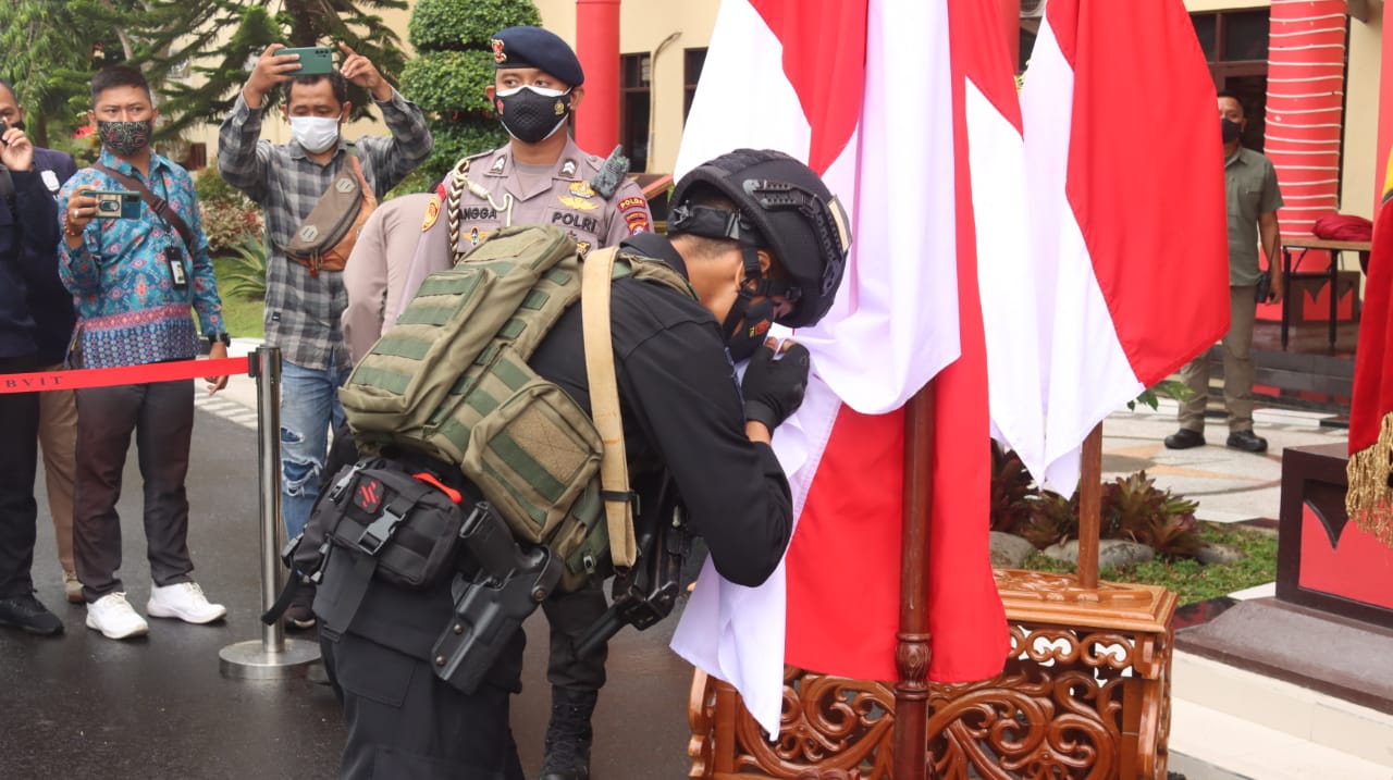 Personel Satbrimob dalam prosesi cium bendera merah putih sebelum berangkat ke Papua