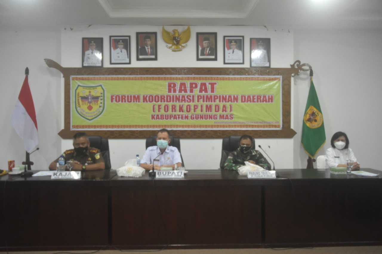 Bupati Gunung Mas Jaya Samaya Monong saat memimpin rapat Forum Koordinasi Pimpinan Daerah (Forkopimda) di ruang rapat lantai 1 Kantor Bupati, Rabu (1/9/2021)