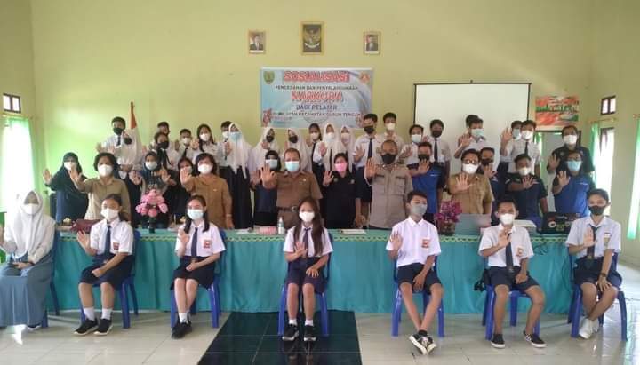 Pelaksanaan kegiatan sosialisasi bahaya narkoba kepada pelajar SMA dan SMP di aula SMPN 1 Dusun Tengah