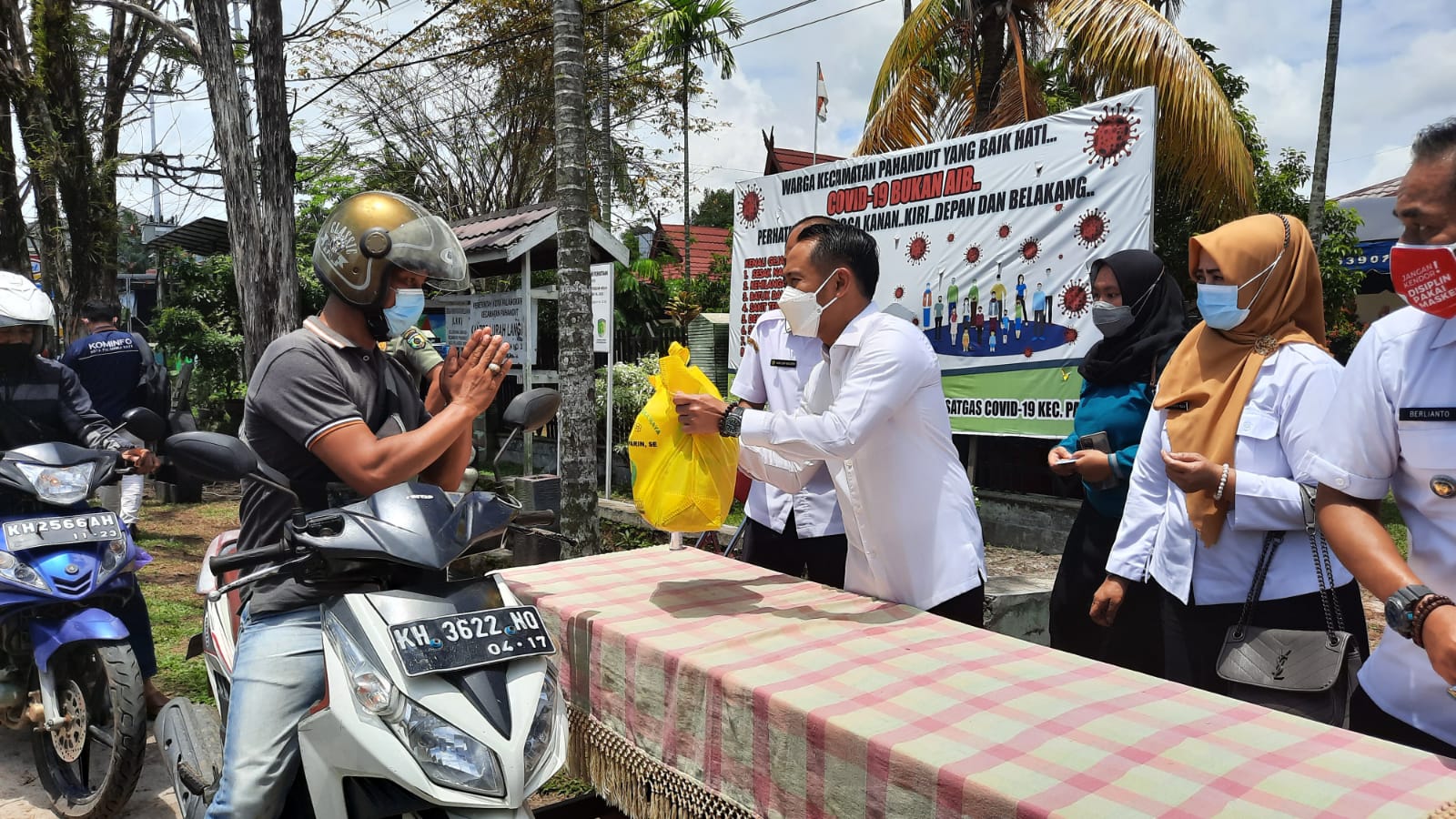 Wali Kota Palangka Raya, Fairid Naparin, saat membagikan bantuan sembako