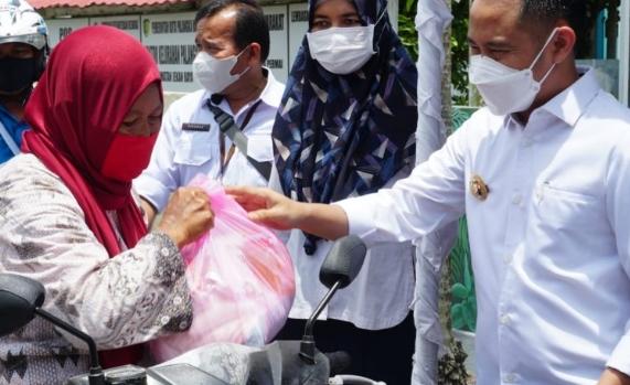 Wali Kota Palangka Raya, Fairid Naparin saat menyerahkan bantuan berupa paket sembako secara simbolis kepada pemilik Usaha Kecil Menengah (UKM) yang terdampak pandemi Covid-19