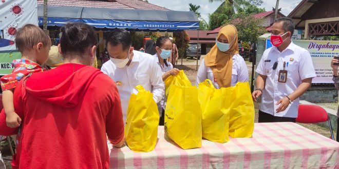 Walikota Palangka Raya, Fairid Naparin, dalam acara penyerahan sembako bagi warga terdampak Covid-19 di wilayah Kecamatan Pahandut, Rabu (1/9/2021)