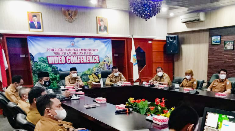 Wabup Mura, Rejikinoor, saat menghadiri Rakorwasdanas 2021 sekaligus Launching Sinergitas Pengelolaan bersama Monitoring Centre Prevention (MCP) Pencegahan Korupsi oleh Kemendagri, KPK dan BPKP, secara virtual bertempat di Aula A, Kantor Bupati Murung Raya, Selasa (31/8/2021)