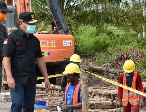 Gubernur Kalteng H. Sugianto Sabran saat meninjau perbaikan ruas jalan di wilayah Provinsi Kalteng
