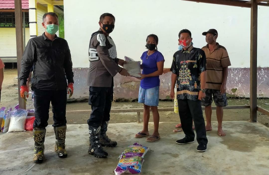 Kapolres Gunung Mas AKBP Irwansah, S.I.K. bersama dengan Bupati Gunung Mas Jaya S. Monong saat memberikan bantuan sembako kepada warga yang terdampak banjir di Kecamatan Rungan Kabupaten Gunung Mas, Minggu (5/9/2021)