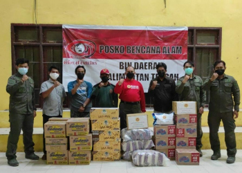 Kabinda Kalteng Brigjen TNI Sinyo saat memberikan bantuan kepada warga terdampak banjir di Kotawaringin Barat