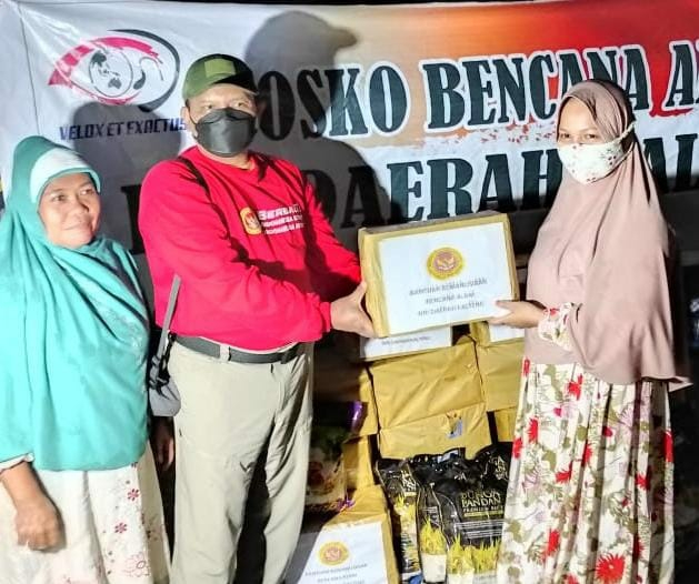 Kabinda Kalteng Brigjen TNI Sinyo memberikan bantuan di Katingan 