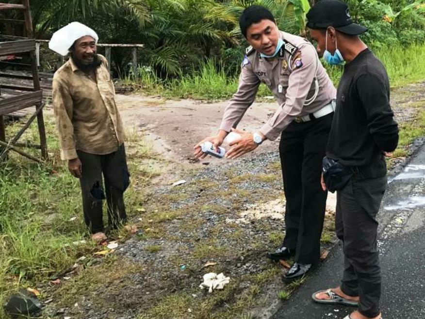 Personel Unit Laka Polresta Palangka Raya melakukan Olah TKP kecelakaan maut di Jalan Mahir Mahar Km 10