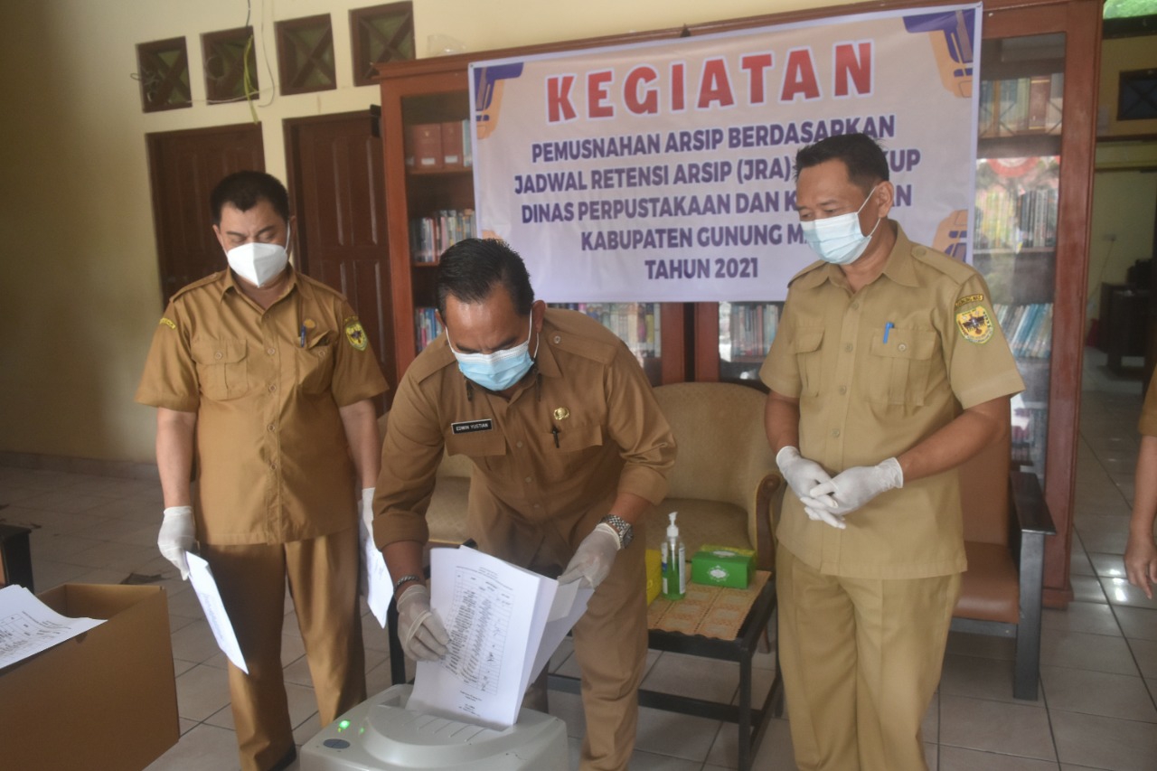 Dinas Perpustakaan dan Kearsipan Kabupaten Gunung Mas (Gumas) saat menggelar kegiatan pemusnahan arsip