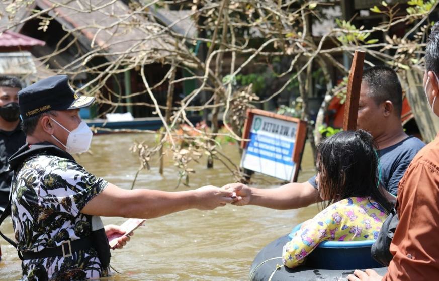 Gubernur H. Sugianto Sabran saat meninjau dan mendistribusikan bantuan untuk masyarakat terdampak banjir di Desa Kuala Kuayan, Kecamatan Mentaya Hulu, Kabupaten Kotawaringin Timur