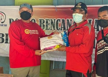 Kepala Desa Hanjalipan, Kotim, ketika menerima bantuan beras dari Kabinda Kalteng Brigjen TNI Sinyo