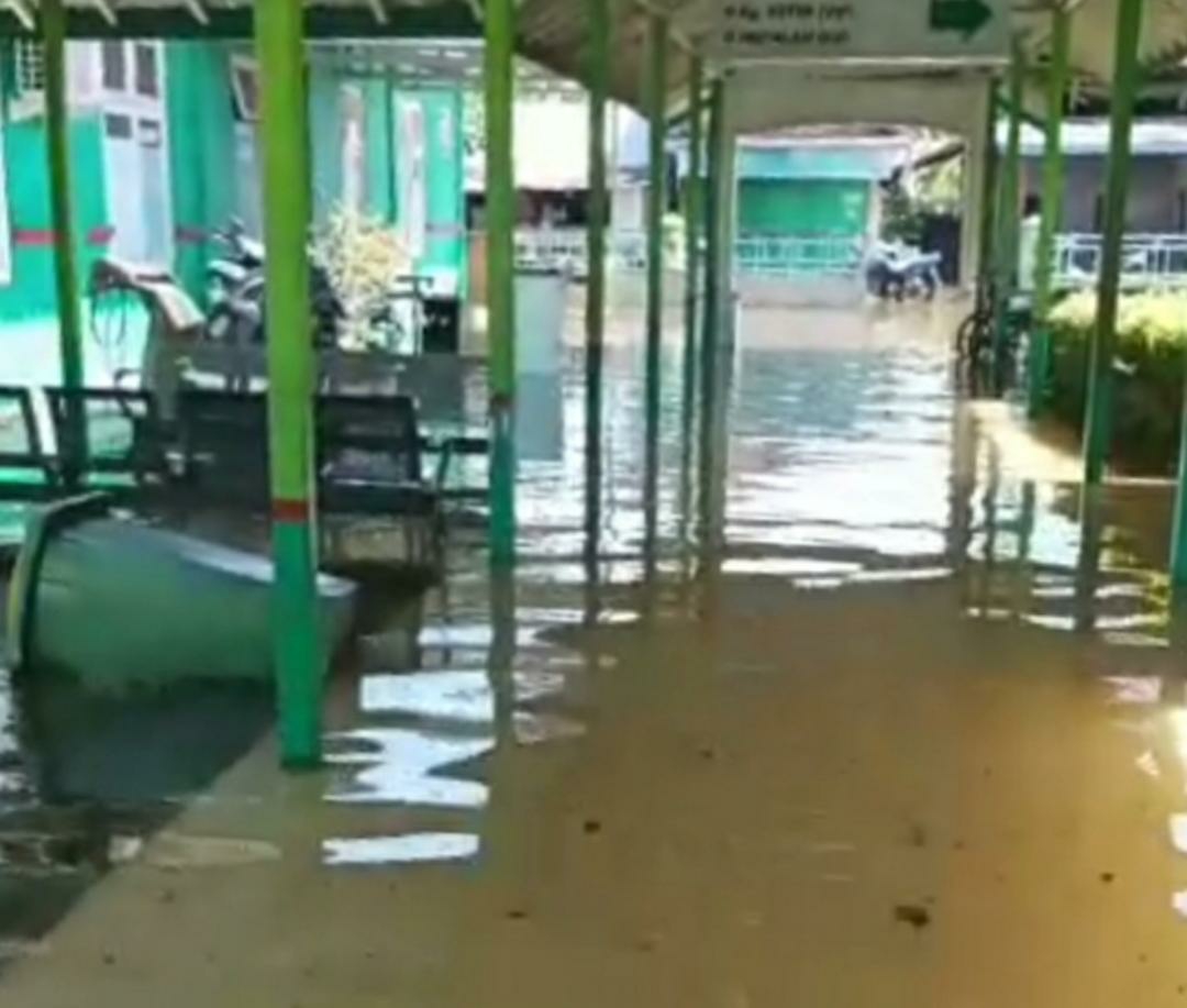 Air banjir juga memasuki selasar, ruang IGD dan kamar pasien RSUD Mas Amsyar Kasongan, Selasa pagi (7/9/2021)