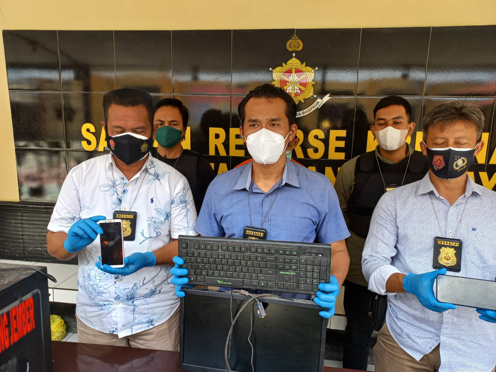 Kasat Reskrim Kompol Todoan Agung Gultom menunjukkan barang bukti pemalsuan sertifikat vaksin