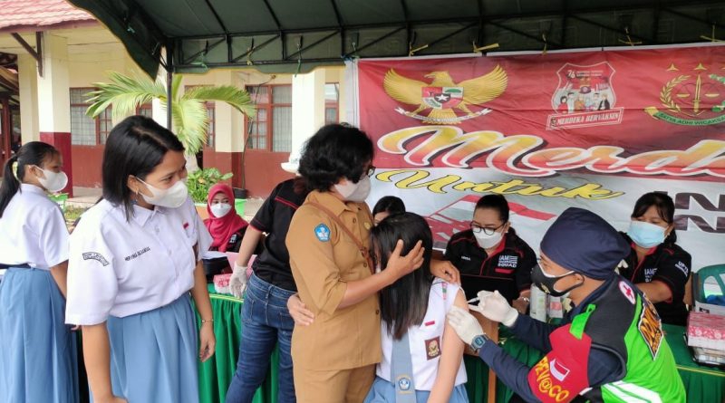 Pelaksanaan vaksinasi masal di Sekolah Menengah Kejuruan (SMK) 1 Negeri Buntok