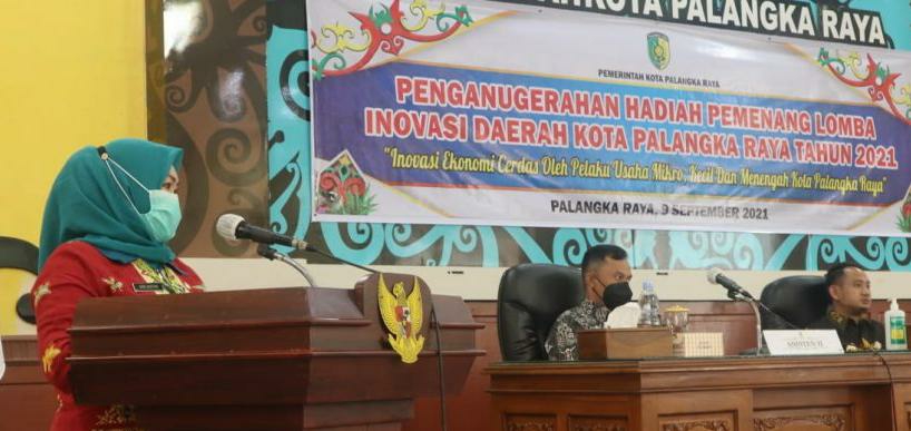 Kegiatan penganugerahan hadiah bagi pemenang Lomba Inovasi Daerah kepada para pelaku UMKM di Kota Palangka Raya, bertempat di Ruang Peteng Karuhei II Kantor Wali Kota Palangka Raya, Kamis (9/9/2021)