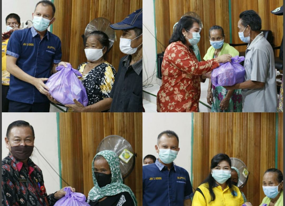 Penyerahan bantuan untuk warga yang terdampak banjir di Desa Tumbang Pajangei Kecamatan Tewah, di Aula Kantor Desa, Kamis (9/9/2021)