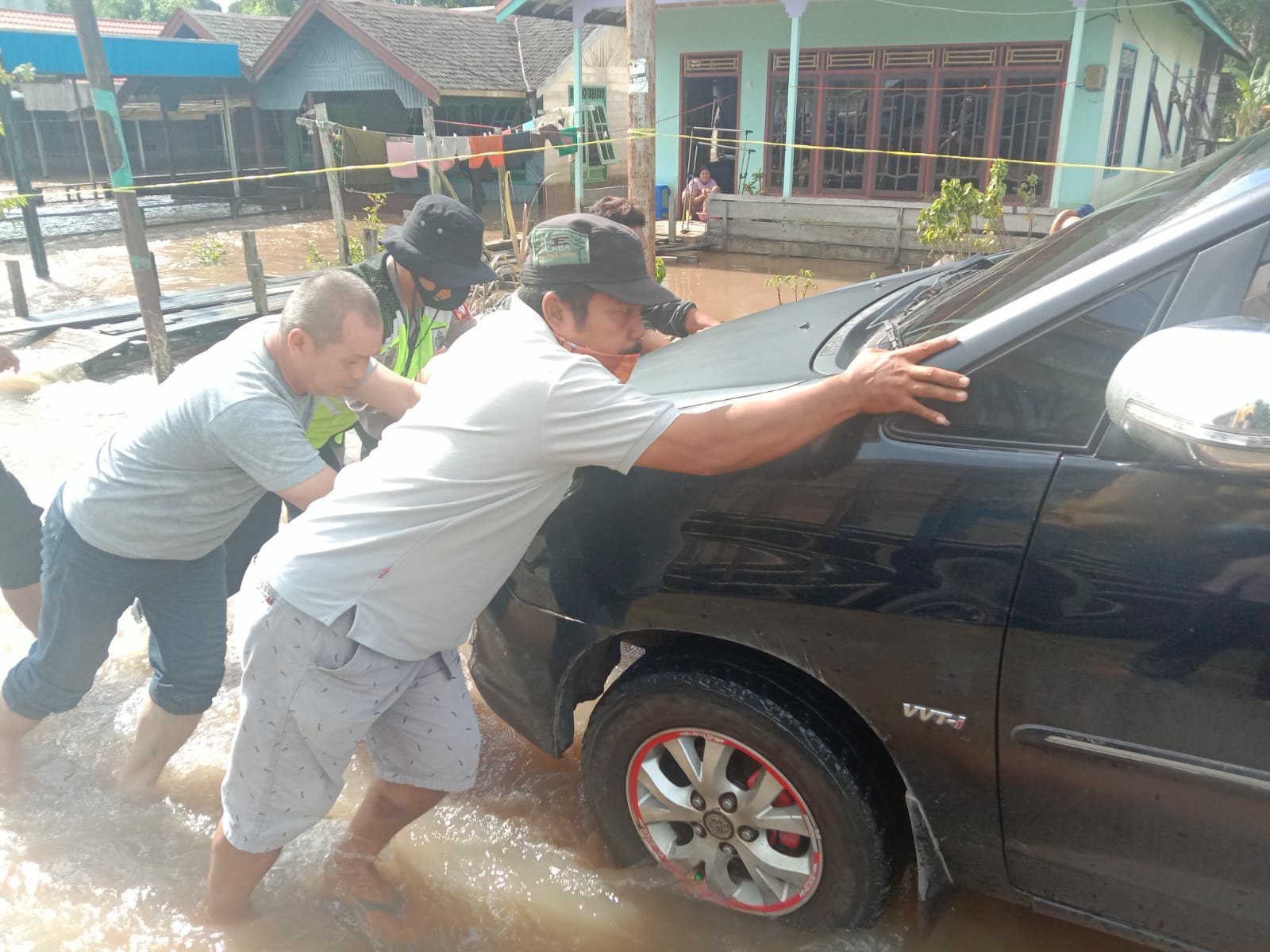 Puluhan unit kendaraan roda empat sudah bisa melewati Jl. Tjilik Riwut KM 14 arah Kereng Pangi desa Hampalit, Jum'at pagi (10/9/2021)