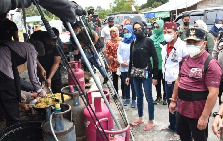 Gubernur Kalteng H. Sugianto Sabran menyambangi dapur umum di Desa Banut Kalanaman untuk melihat secara langsung ketersediaan logistik makanan maupun personel lapangan, Sabtu (11/9/2021)