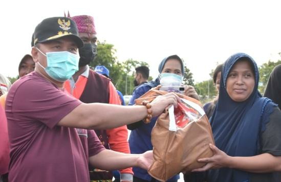 Gubernur Kalteng H. Sugianto Sabran saat menyerahkan bantuan ke masyarakat setempat