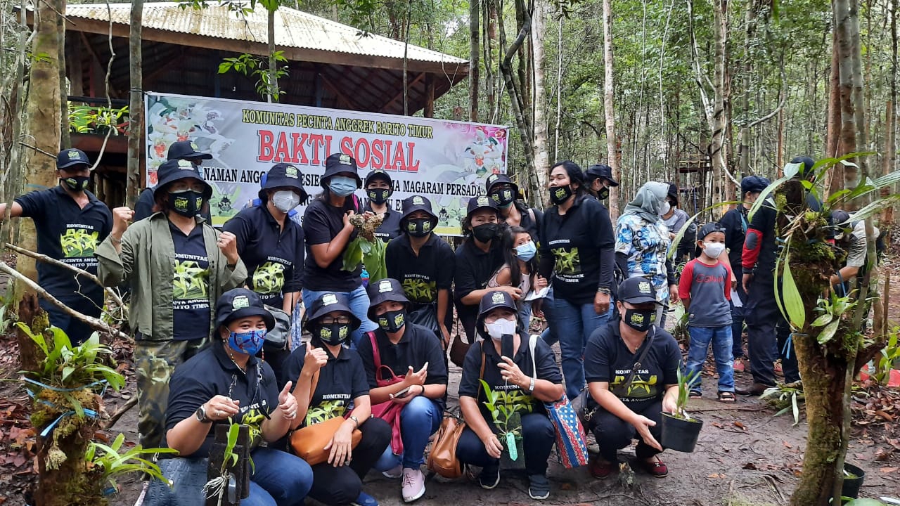 Komunitas Pencinta Anggrek Barito Timur (KPABT) saat menggelar bakti sosial penanaman kembali anggrek spesies di Tahura Pama Magaram Persada Desa Telang Siong Kecamatan Paju Epat, Sabtu (11/9/2021)