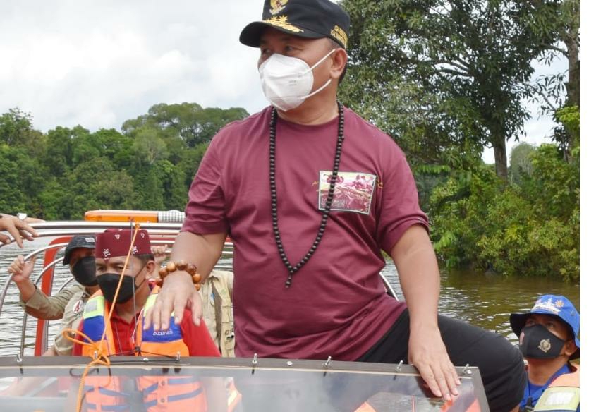 Gubernur Kalteng H. Sugianto Sabran saat meninjau banjir di Desa Asam Kumbang, Kecamatan Kamipang, Katingan