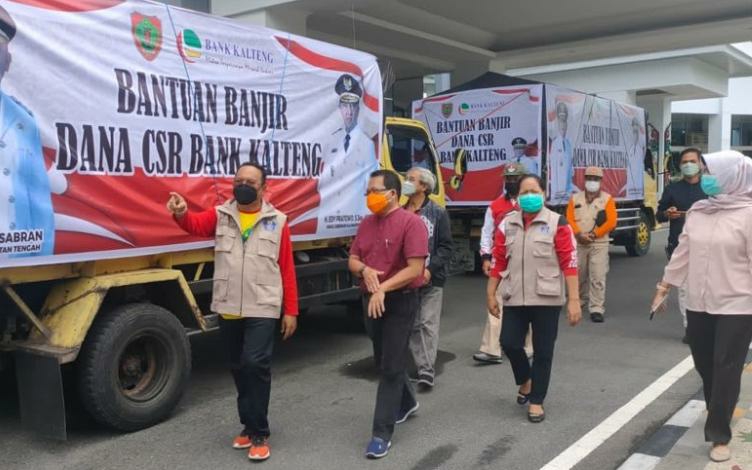 Pj. Sekretaris Daerah Provinsi Kalteng H. Nuryakin saat melakukan pengecekan kesiapan logistik untuk bantuan masyarakat terdampak banjir di wilayah DAS Barito khususnya Kabupaten Murung Raya dan Barito Utara, Minggu (12/9/2021)