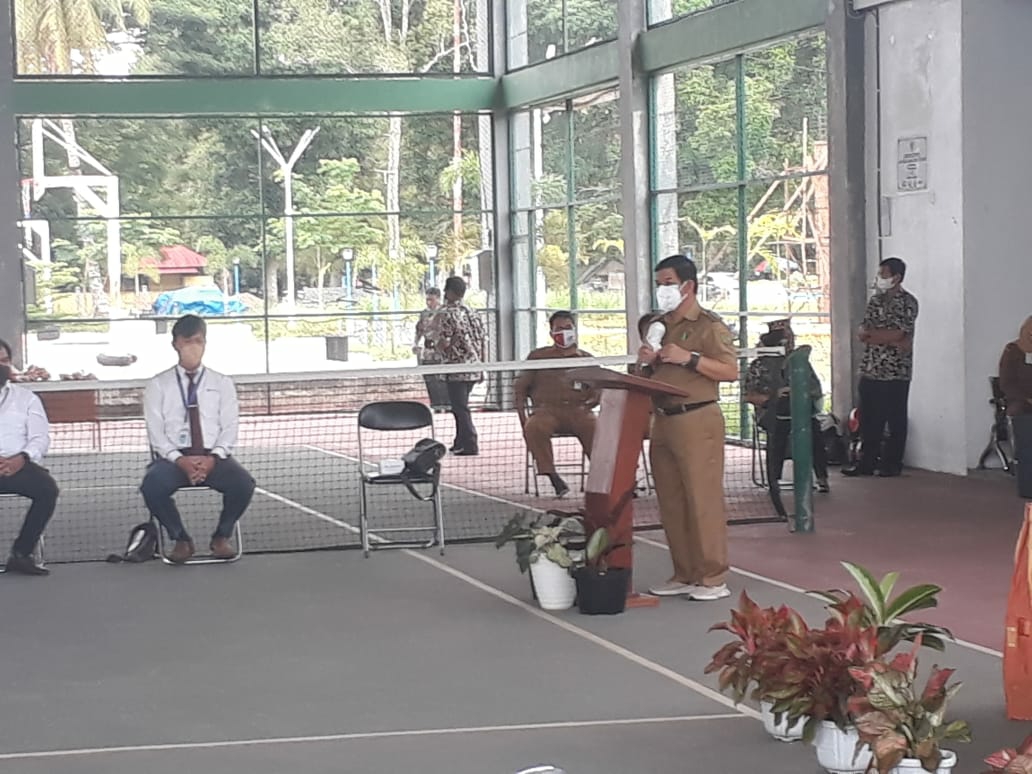 Bupati Barito Timur Ampera AY Mebas saat menyampaikan sambutannya pada acara pembukaan pentingnya berwirausaha di masa pandemi Covid-19 bagi pelaku UMKM di Kabupaten Barito Timur, yang diselenggarakan di Lapangan Tenis Indoor Jalan Nansarunai, Tamiang Layang, Senin (13/9/2021)