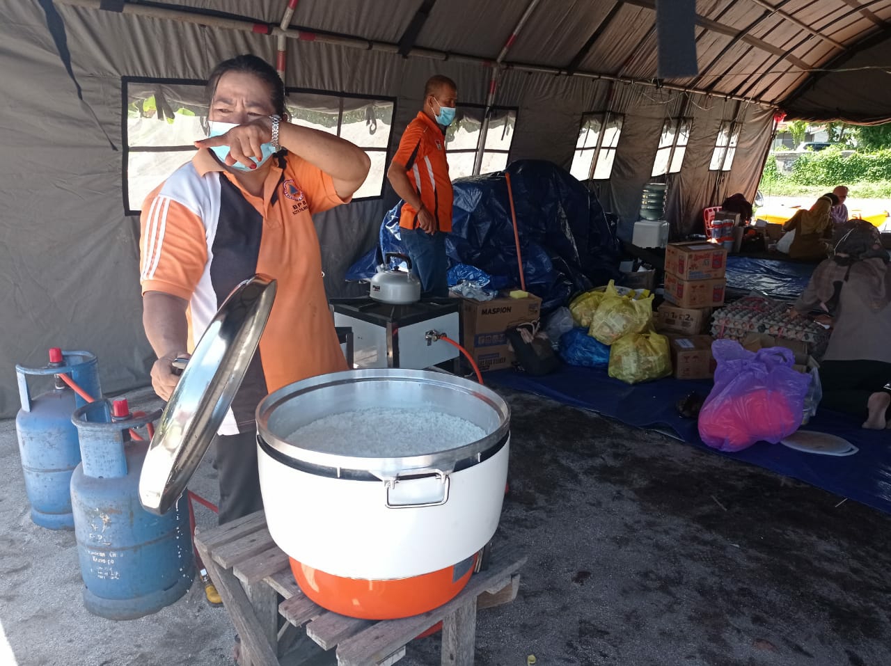 Personel BPBD menyiapkan makanan siap saji bagi masyarakat