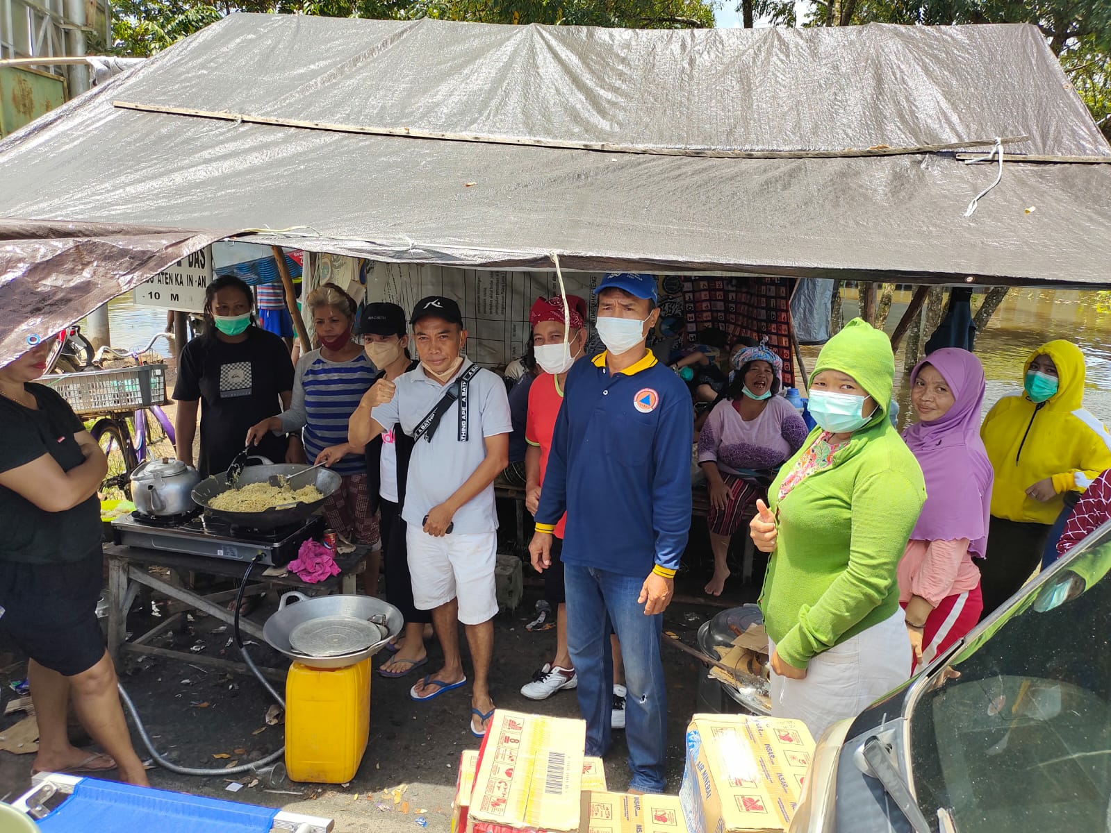 Anggota DPRD Kabupaten Katingan, Ramba, saat mendistribusikan sembako ke salah satu dapur umum yang menyediakan makanan siap saji kepada warga Katingan yang terdampak banjir