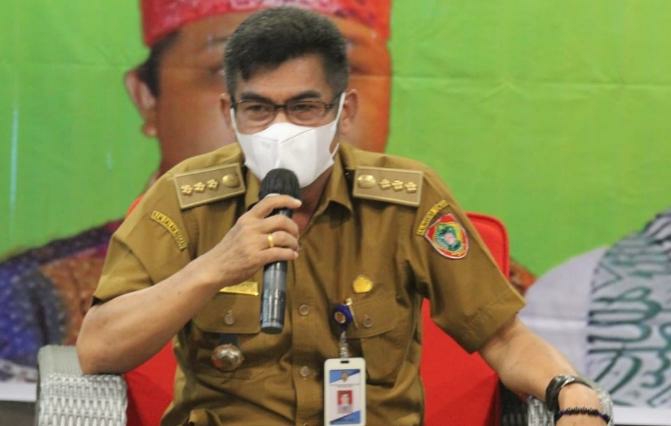 Plt. Kadis KominfoSantik Agus Siswadi saat menjadi narasumber pada kegiatan orientasi cara cerdas menggunakan media sosial yang digelar oleh PWI Kalteng