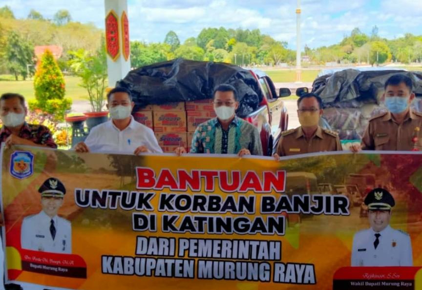 Penyerahan bantuan untuk korban banjir di Kabupaten Katingan yang langsung diterima Bupati Katingan Sakariyas bertempat di halaman kantor Bupati Katingan, Senin (13/9/2021)