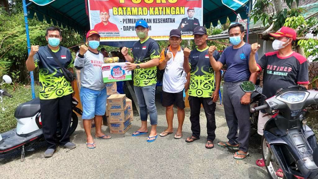 BANTUAN Ketua Fraksi Gabungan P4H DPRD Kalteng, Tomy Irawan Diran, saat menyerahkan bantuan ke salah seorang warga yang terdampak banjir di Kabupaten Katingan, pekan lalu. (Foto/Humas DPRD Provinsi Kalteng)