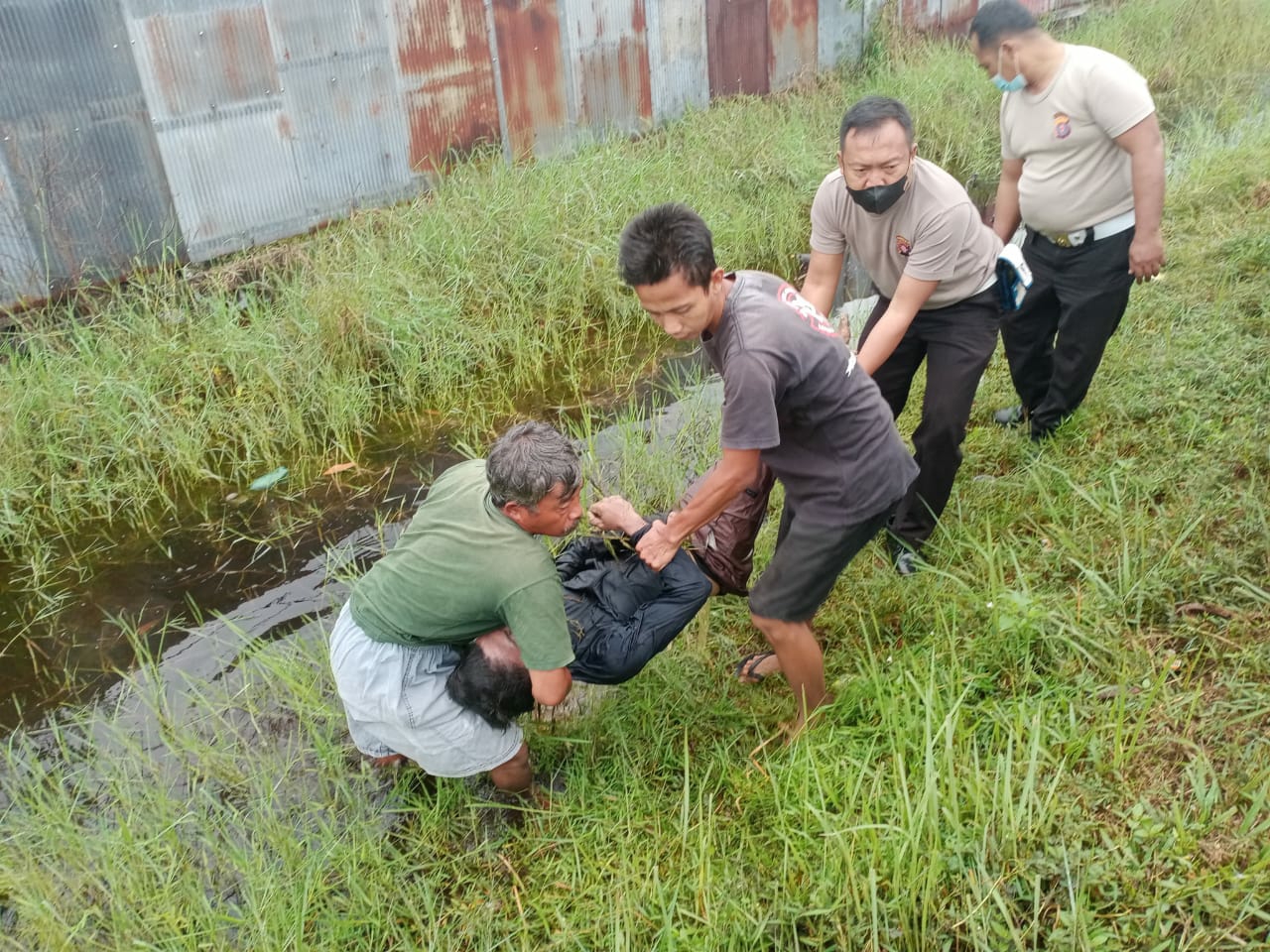 Unit laka lantas bersama warga mengevakuasi Humaidi yang jadi korban tabrak lari 