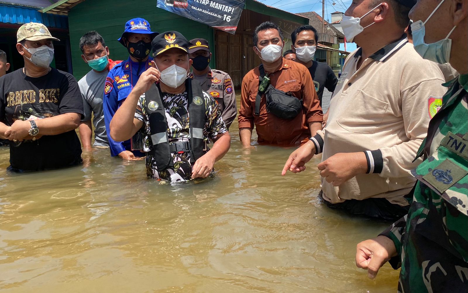 Gubernur saat meninjau banjir dan menyalurkan bansos di wilayah Kabupaten Kotim dilanjutkan ke Katingan, beberapa waktu lalu