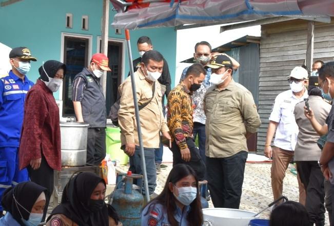 Menteri Sosial RI Tri Risma saat melihat langsung proses pembuatan makanan untuk masyarakat terdampak banjir di dapur umum