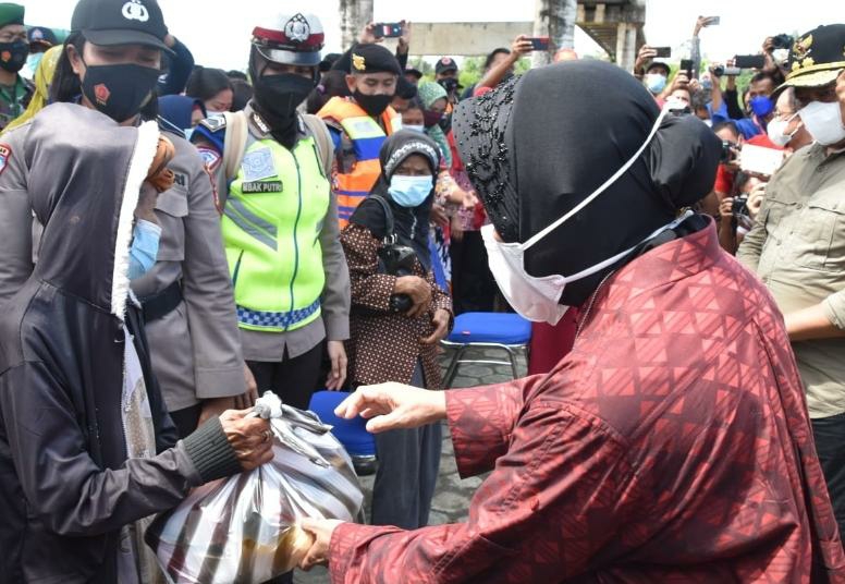 Menteri Sosial RI Tri Rismaharini saat menyalurkan bantuan untuk penanganan banjir dan pasca banjir kepada masyarakat Katingan