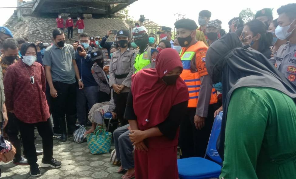 Mensos RI Tri Rismaharini didampingi Bupati Katingan Sakariyas saat menyerahkan bantuan kepada sejumlah Lansia di Kabupaten Katingan, pada saat kunjungan kerjanya ke Kasongan meninjau sejumlah pengungsi/menyerahkan bantuan kepada korban banjir bagi masyarakat Katingan, Kamis pagi (16/9/2021) di Taman Religi - Kasongan