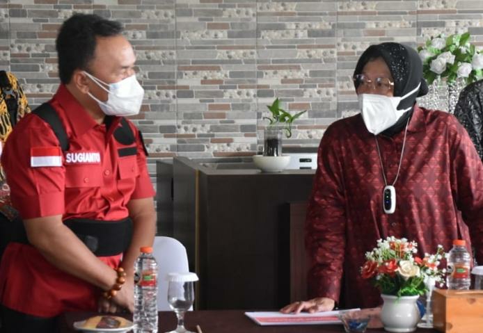 Menteri Sosial RI Tri Rismaharini bersama Gubernur Kalimantan Tengah H. Sugianto Sabran saat melakukan pemadanan data penerima bantuan sosial PKH dan BPNT/Program Sembako di wilayah Provinsi Kalteng