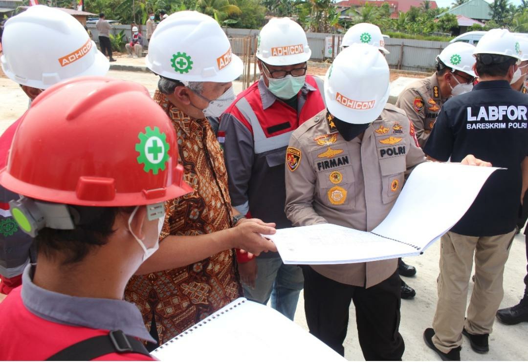 Asisten Logistik (Aslog) Kapolri Irjen Pol Firman Santyabudi bersama Tim Logistik Polri meninjau proses pembangunan gedung Laboratorium Forensik (Labfor) di Kubu Raya