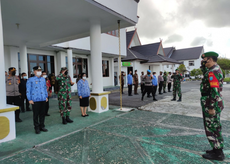 Jajaran TNI, Polri dan Aparatur Sipil Negara (ASN) saat melaksanakan Apel Gabungan, bertempat di halaman Kantor Bupati Gumas, Jum’at (17/9/2021)