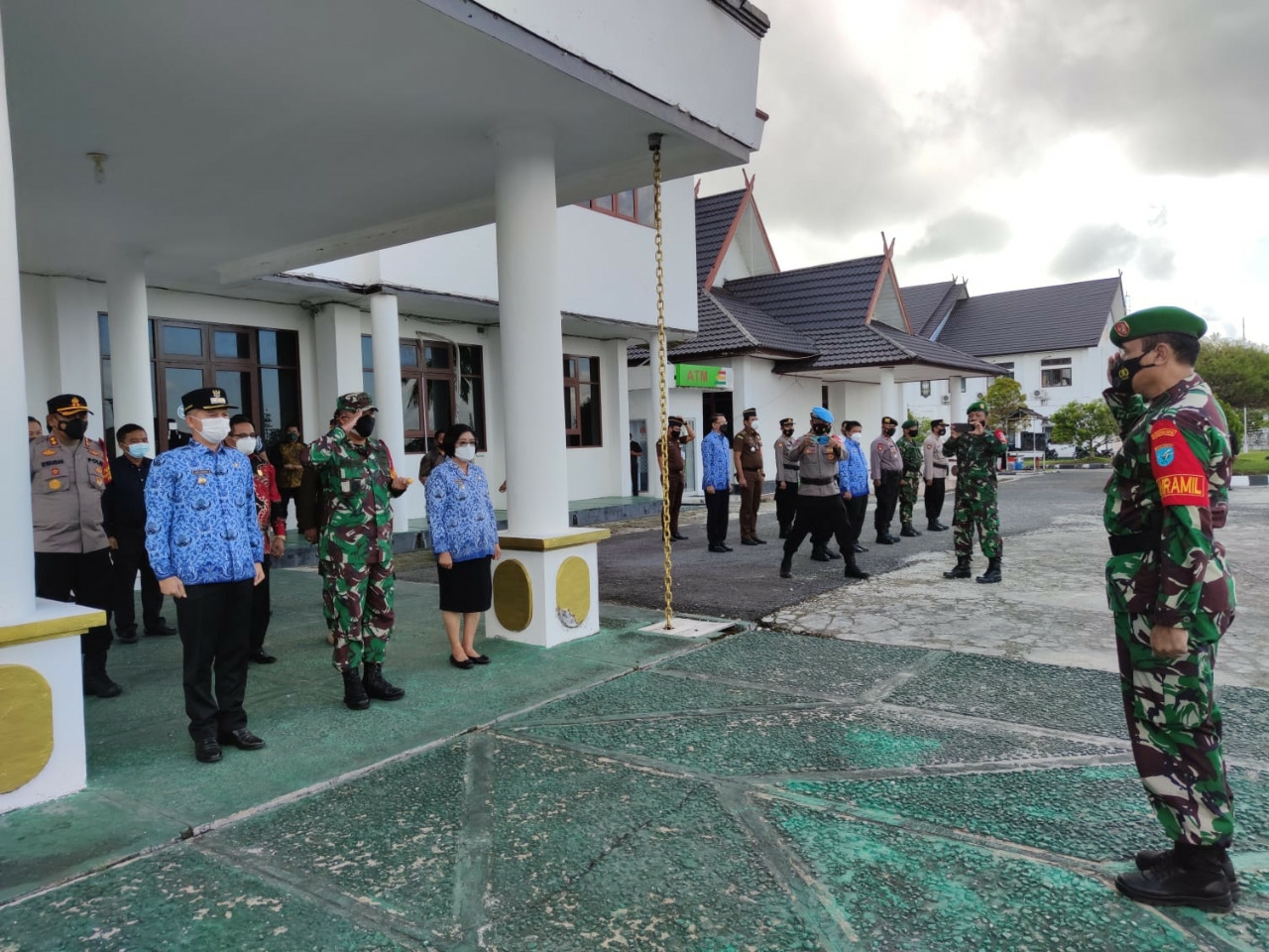 Jajaran TNI, Polri dan Aparatur Sipil Negara (ASN) saat melaksanakan Apel Gabungan, bertempat di halaman Kantor Bupati Gumas, Jum’at (17/9/2021)