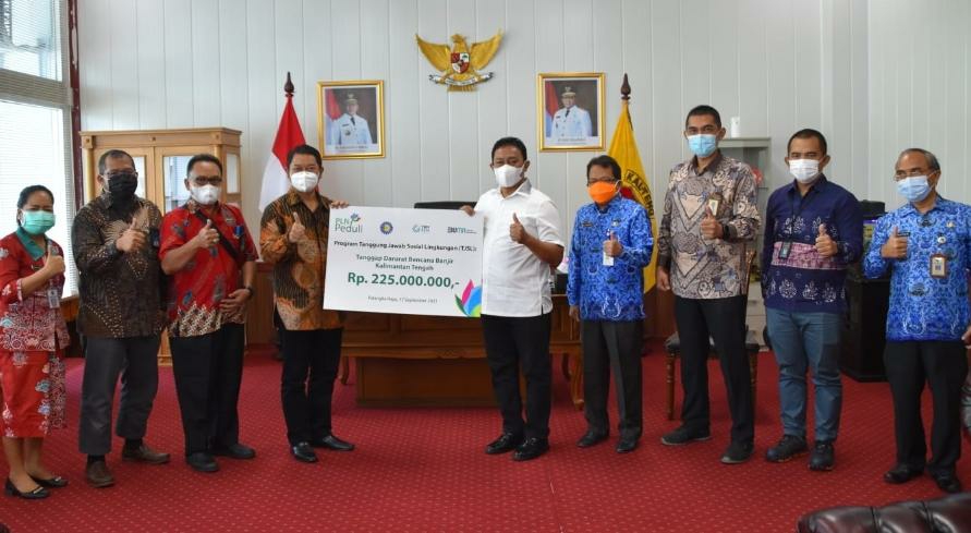 Wakil Gubernur Kalteng H. Edy Pratowo saat menerima secara simbolis bantuan Tanggap Darurat Bencana Banjir Kalteng dari GM PLN Unit Induk Wilayah Kalselteng Tonny Bellamy