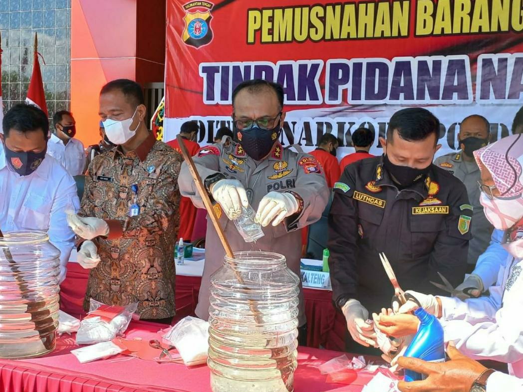 Kapolda Irjen Pol Dedi Prasetyo memusnahkan barang bukti narkoba 