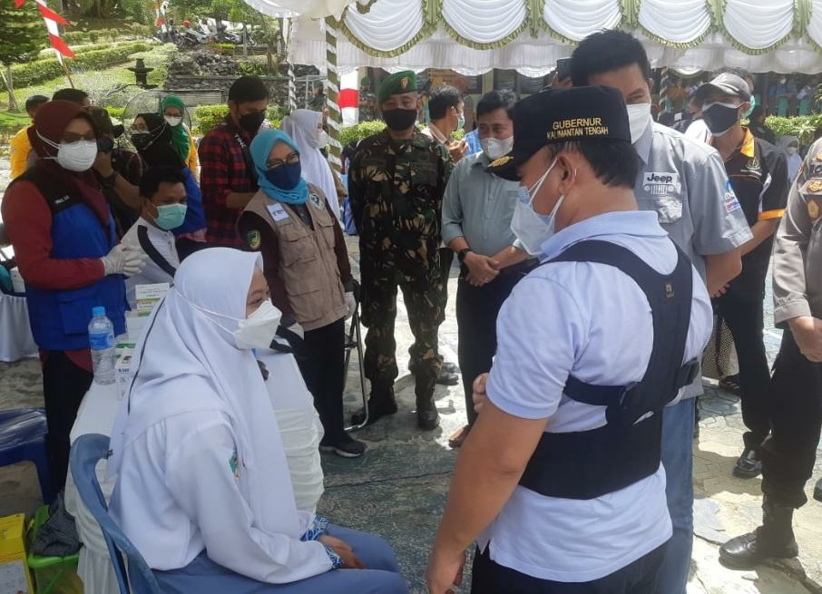 Gubernur Kalteng H. Sugianto Sabran meninjau secara langsung Pelaksanaan Vaksinasi Masal bagi Pelajar di SMKN-1 Muara Teweh, Kabupaten Barito Utara