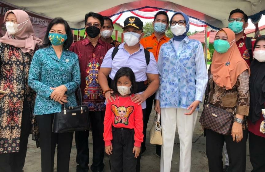 Gubernur Kalteng H. Sugianto Sabran dan Ketua TP PKK Provinsi Kalteng Ivo Sugianto Sabran saat melakukan pemantauan pelaksanaan vaksinasi massal untuk para pelajar SMP dan SMA sederajat se-Kabupaten Murung Raya, Sabtu (18/9/2021)